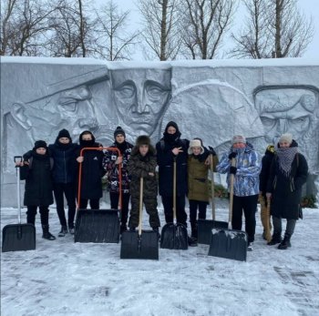 Юнармейцы лицея очистили Памятную Стеллу от снега